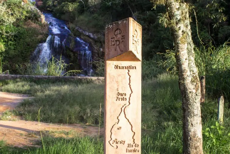 Placa indicando o caminho da Estrada Real na Estrada ParatyCunha Placa indicando o caminho da Estrada Real na Estrada ParatyCunha